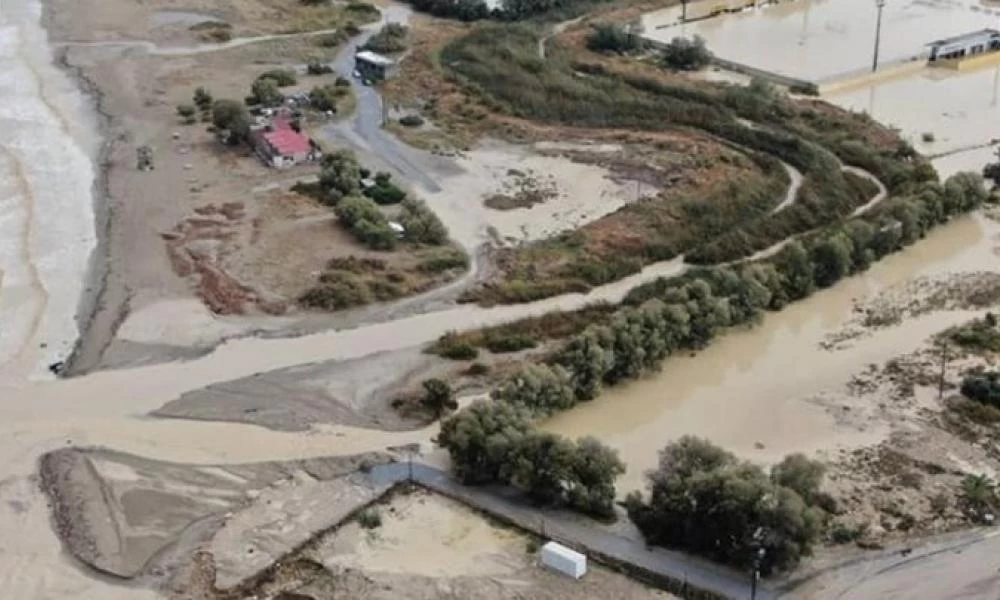 Κακοκαιρία - Κρήτη: Βούλιαξε ο Καρτερός - Θάφτηκε στη λάσπη το εμβληματικό ξωκλήσι
